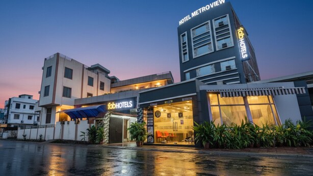 Un hôtel doté d’une façade moderne, d’une entrée bien visible et d’une enseigne indiquant qu’il fait partie de la chaîne « Fab Hotels ».