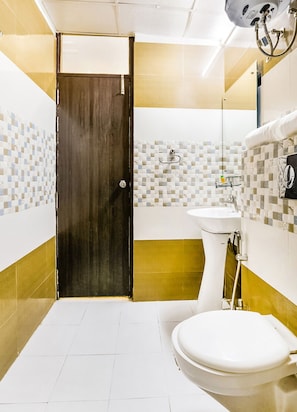 Shower, rainfall showerhead, free toiletries, towels