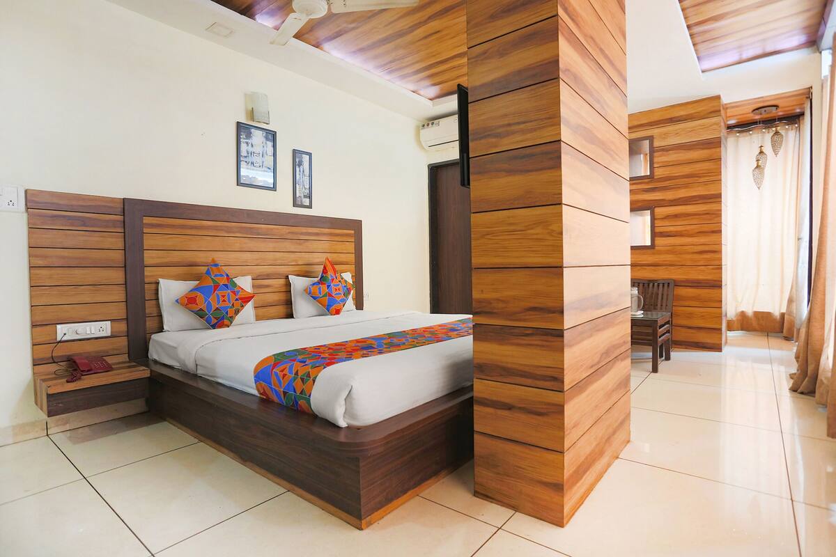 Egyptian cotton sheets, premium bedding, in-room safe, desk