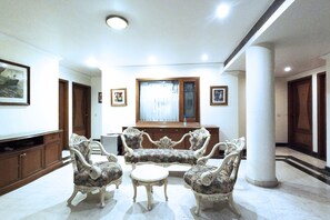 Lobby sitting area - Fabhotel Kwality Regency (Chandigarh)