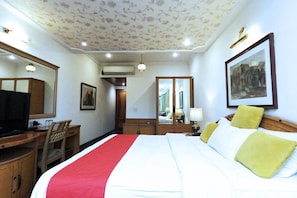 Egyptian cotton sheets, premium bedding, desk, free WiFi - Fabhotel Kwality Regency (Chandigarh)