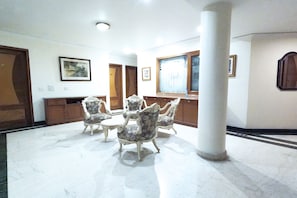Lobby sitting area - Fabhotel Kwality Regency (Chandigarh)
