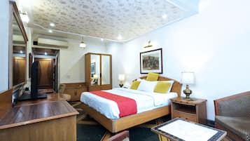 Egyptian cotton sheets, premium bedding, desk, free WiFi