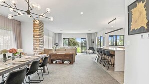 Een modern interieur met een eethoek, keuken en zithoek.