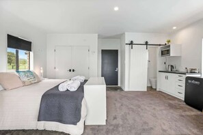 6 bedrooms, iron/ironing board, travel cot, WiFi - Airport Oasis | Salt Water Swimming Pool & Spa! (Rotorua)