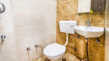 Deluxe-værelse | Badeværelse | Bruser, brusehoved med spredningseffekt, gratis toiletartikler