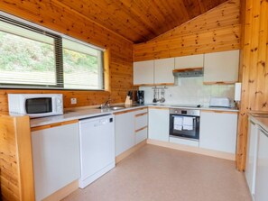 ثلاجة، فرن، غسالة أطباق، مستلزمات طهي/أطباق/أوعية