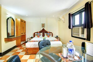 Egyptian cotton sheets, premium bedding, soundproofing, free WiFi - Fabhotel Le Heritage (New Delhi)