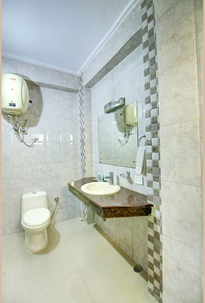 Habitación Deluxe | Baño | Regadera, amenidades de baño gratuitas, toallas