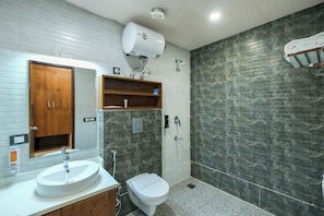 Shower, free toiletries, towels