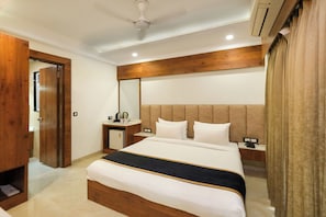 Luxury Suite | 1 bedroom, Egyptian cotton sheets, premium bedding, desk