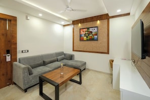 Luxury Suite | Egyptian cotton sheets, premium bedding, desk, free WiFi - Hotel Golf Inn (Gurugram)