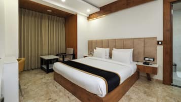 Deluxe Room | 1 bedroom, Egyptian cotton sheets, premium bedding, desk