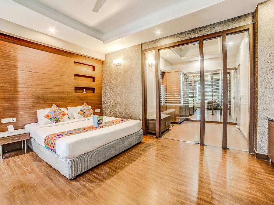 Suite | Egyptian cotton sheets, premium bedding, in-room safe, free WiFi