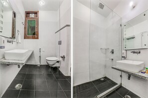 Een douche, een regendouche, gratis toiletartikelen, handdoeken