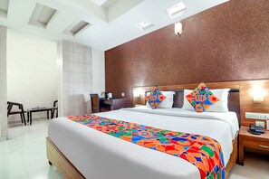 Kamar Deluks | Seprai katun Mesir, seprai premium, brankas, dan Wi-Fi gratis