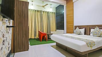 Egyptian cotton sheets, premium bedding, in-room safe, desk