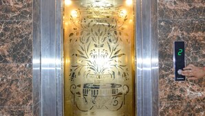 An elevator with a decorative interior and a digital display showing the number 2. - FabHotel The Golf Inn - Nr Botanical Garden Metro (Noida)