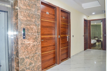 Elevator. Fabhotel The Golf Inn