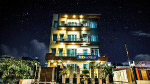 A multi-story hotel with balconies and a sign reading "fab hotels". - Fabhotel Merriment (Noida)