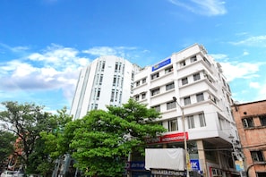 A multi-story building with a sign for 'TOB INN INTERNATIONAL' and a 'KOLKATA POLICE' sign below. - Fabhotel Stay Inn International (Kolkata)
