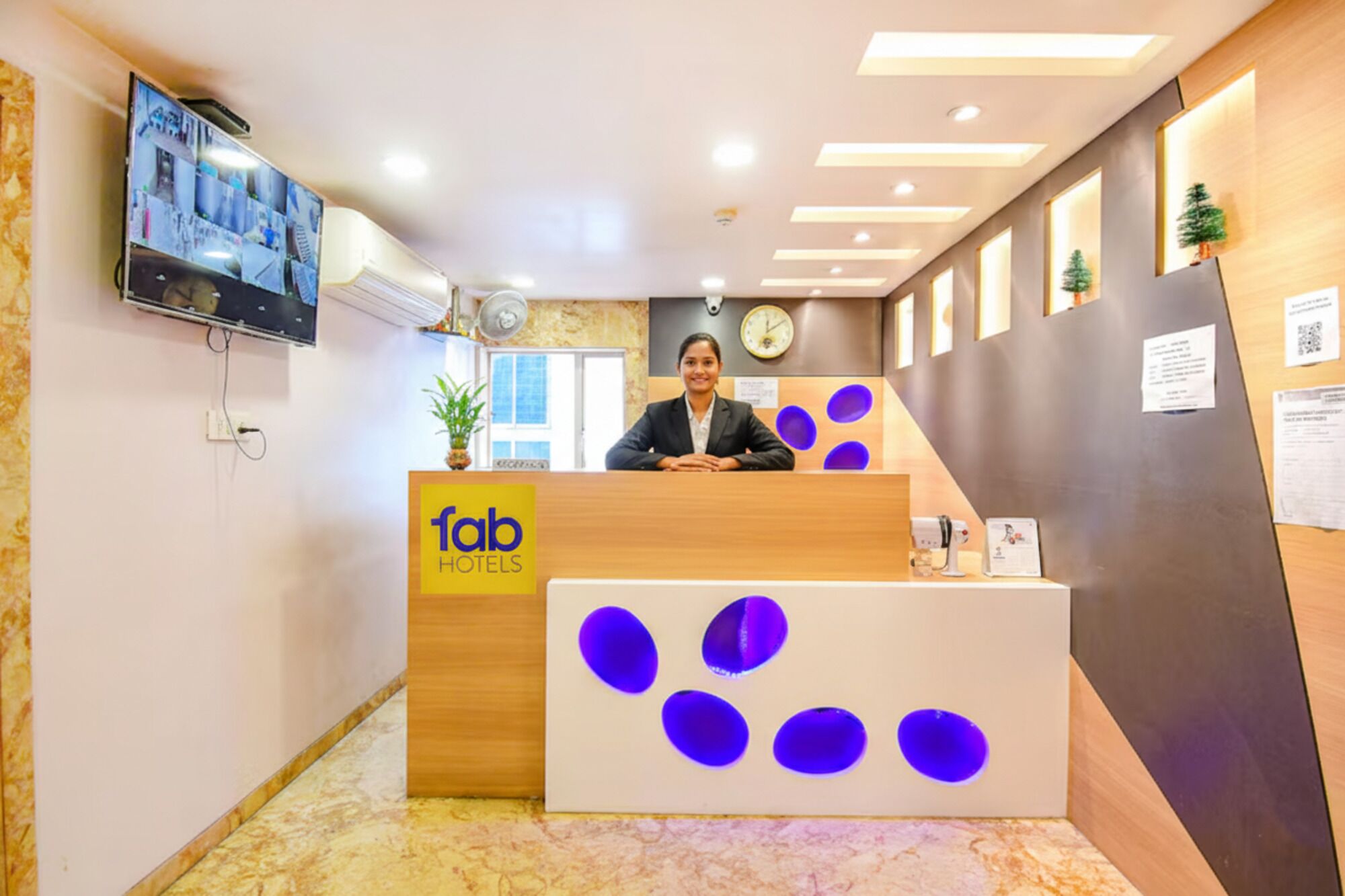 Quầy tiếp tân