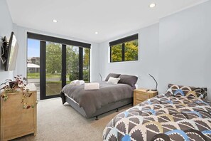 4 bedrooms, iron/ironing board, travel cot, WiFi - Forest Views | Lynmore with Spa Pool, Sleeps 10 (Rotorua)
