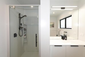 Dusche, Haartrockner, Handtücher