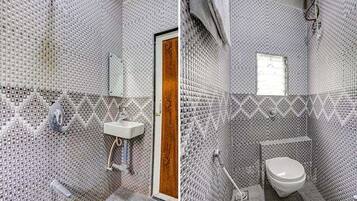 Deluxe Room | Bathroom | Shower, rainfall showerhead, free toiletries, towels