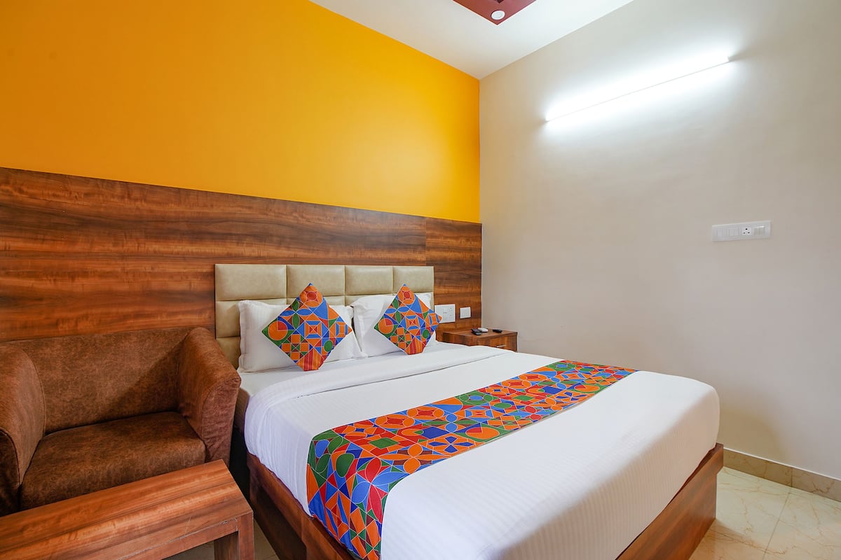 deluxe room | egyptian cotton sheets, premium bedding, in-room safe, free wifi