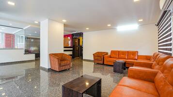 Coin salon dans le hall