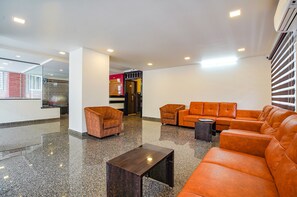 Lobby sitting area - Fabhotel Greenwood Xpress Inn (Bengaluru)