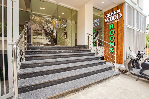 Property entrance - Fabhotel Greenwood Xpress Inn (Bengaluru)