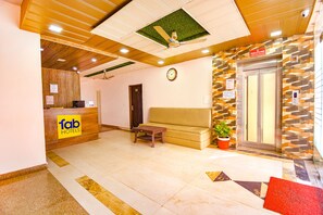 Reception - Fabhotel Yamunotri Retreat (Narendranagar)