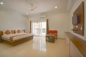 Deluxe Room | Egyptian cotton sheets, premium bedding, in-room safe, desk - Fabhotel Yamunotri Retreat (Narendranagar)