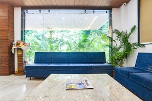 Lobby sitting area - Fabhotel Blue Marine (Indore)