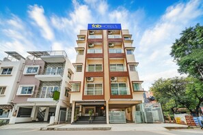 Property entrance - Fabhotel Kings Suites (Bengaluru)