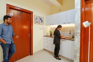 Private kitchen - Fabhotel Kings Suites (Bengaluru)