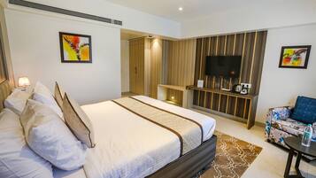 Egyptian cotton sheets, premium bedding, in-room safe, desk