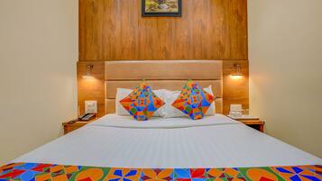 Deluxe Room | Egyptian cotton sheets, premium bedding, in-room safe, desk