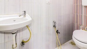 デラックス ルーム | バスルーム | シャワー、レインフォールシャワー、バスアメニティ (無料)、タオル