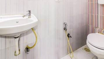 Rom – deluxe | Bad | Dusj, regndusjhode, toalettartikler (inkludert) og håndklær