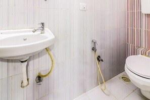 Kamar Deluks | Kamar mandi | Shower, pancuran hujan, perlengkapan mandi gratis, dan handuk