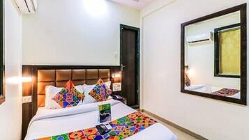 Egyptian cotton sheets, premium bedding, in-room safe, desk