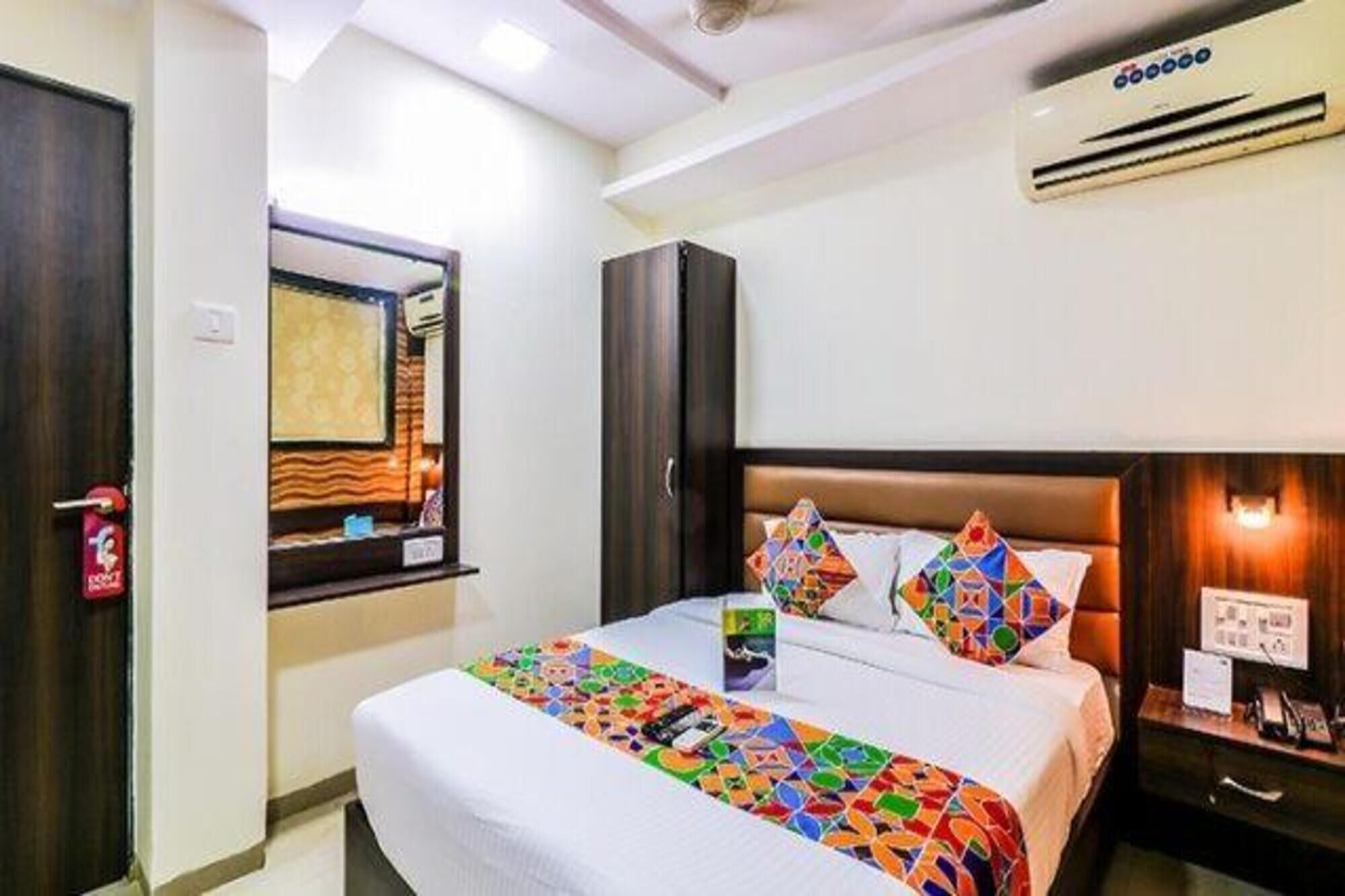 ห้องดีลักซ์ | ผ้าปูที่นอนฝ้ายอียิปต์, เครื่องนอนระดับพรีเมียม, ตู้นิรภัยในห้องพัก