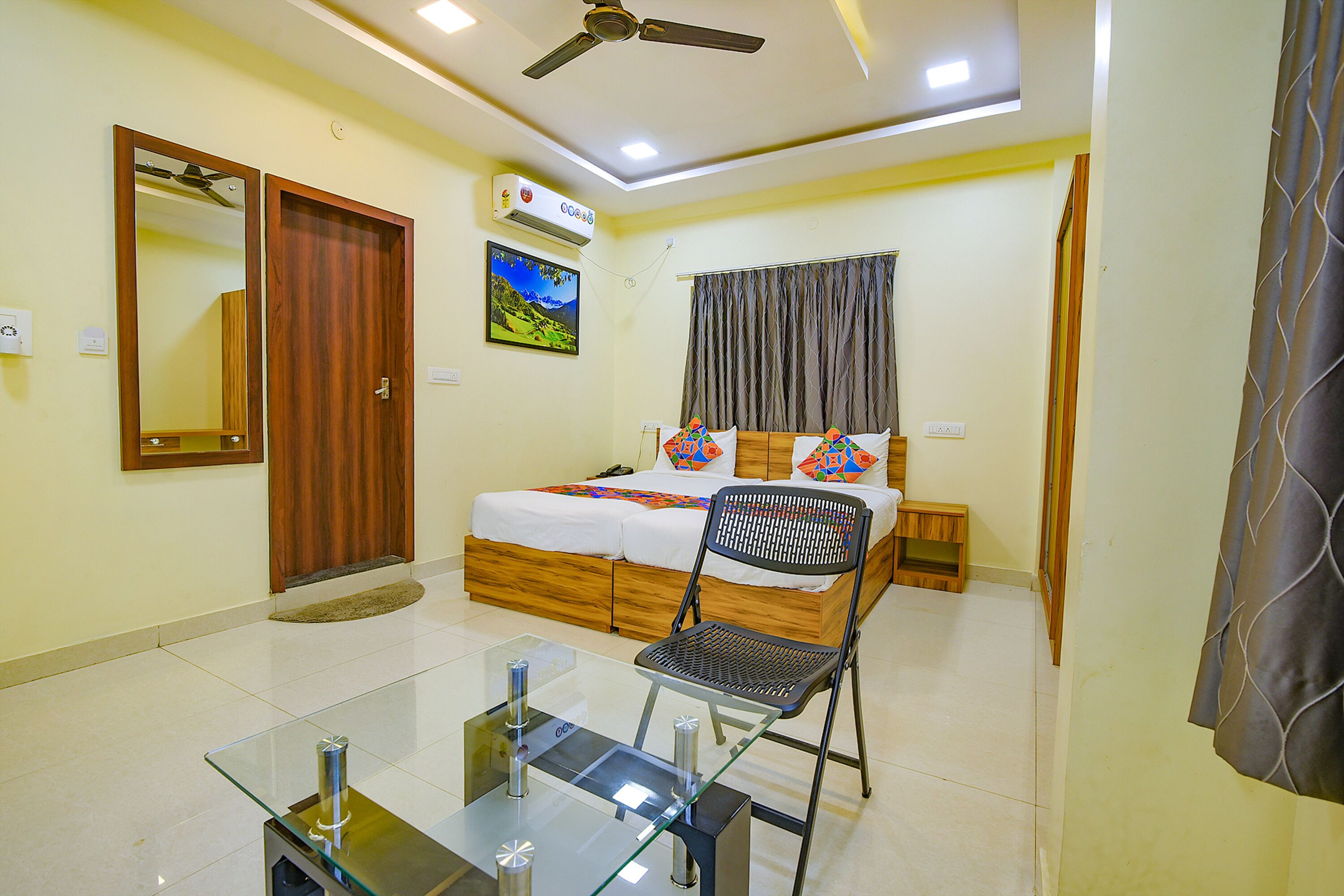 Egyptian cotton sheets, premium bedding, in-room safe, desk