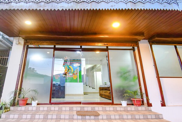 Vista frontal de la propiedad