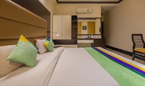 Standard Room | In-room safe, desk, iron/ironing board, bed sheets - Itsy Hotels NV, Sushant Lok (Gurugram)