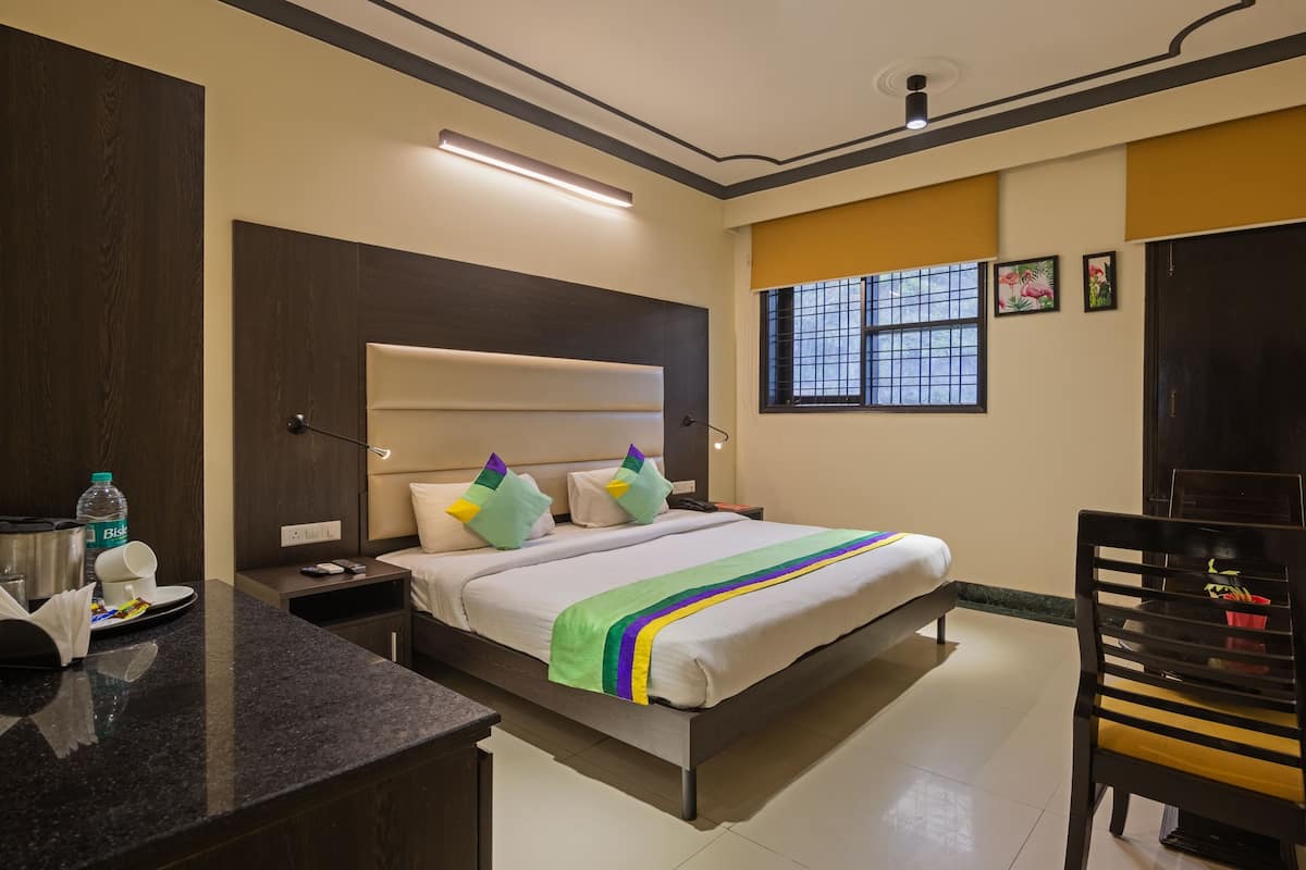 Standard Room | In-room safe, desk, iron/ironing board, bed sheets