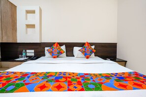 Egyptian cotton sheets, premium bedding, in-room safe, free WiFi - Fabhotel Regent Inn (Pune)